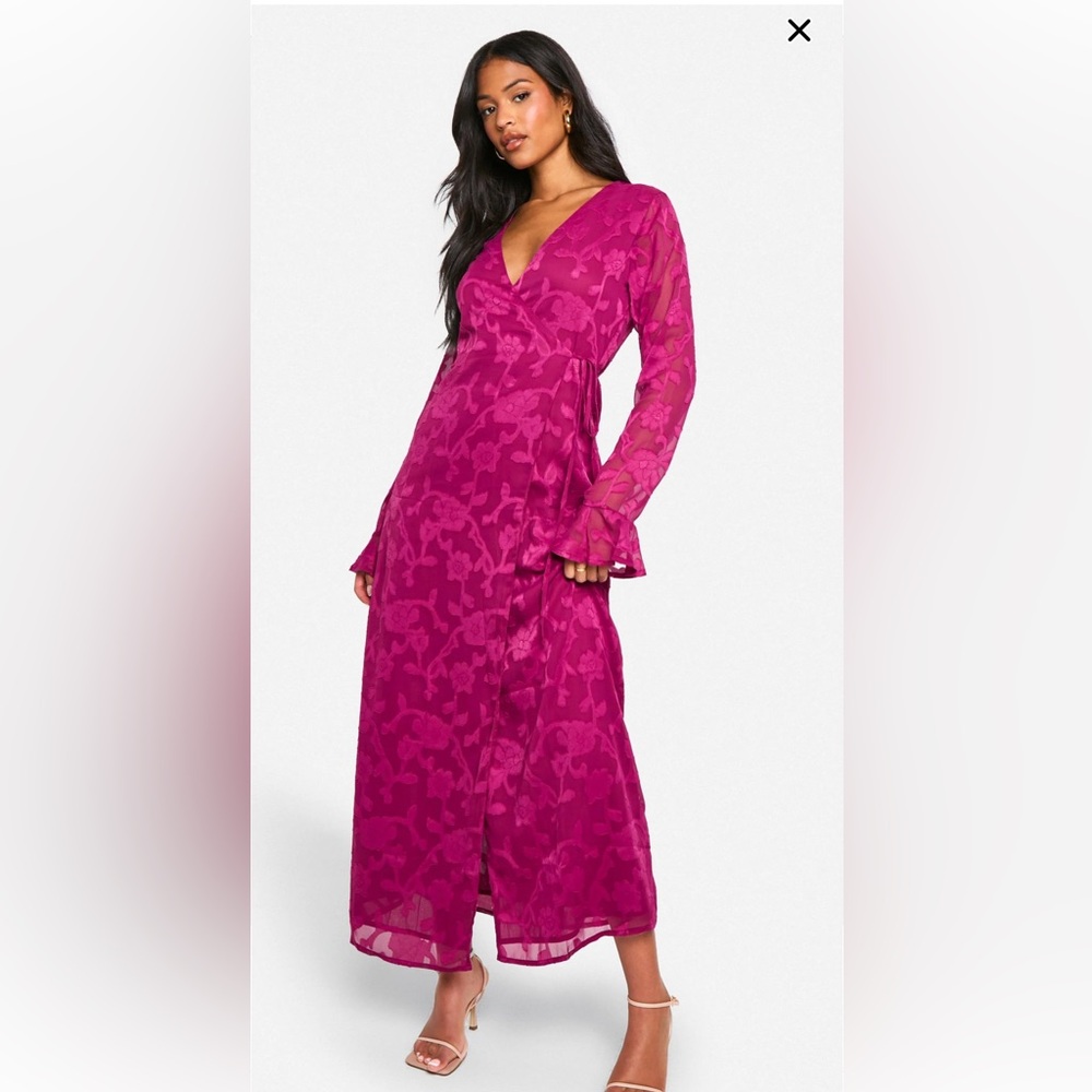 Boohoo Pink Floral Jacquard Robe with Ruffled Bell Sleeves